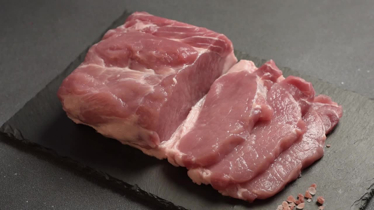 生猪肉排放在砧板上，配上香草和香料视频素材