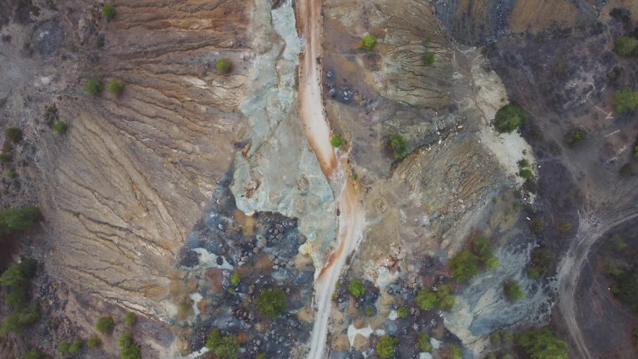 这是一个航拍的风景，废弃的铜矿采石场位于塞浦路斯岛视频素材