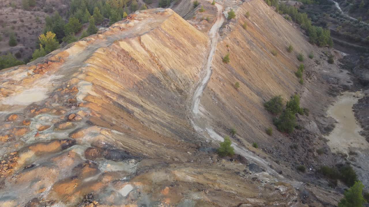 这是一个航拍的风景，废弃的铜矿采石场位于塞浦路斯岛视频素材