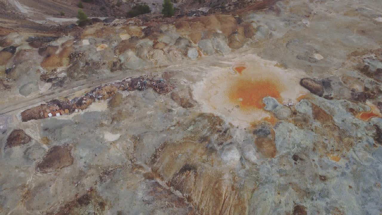 这是一个航拍的风景，废弃的铜矿采石场位于塞浦路斯岛视频素材