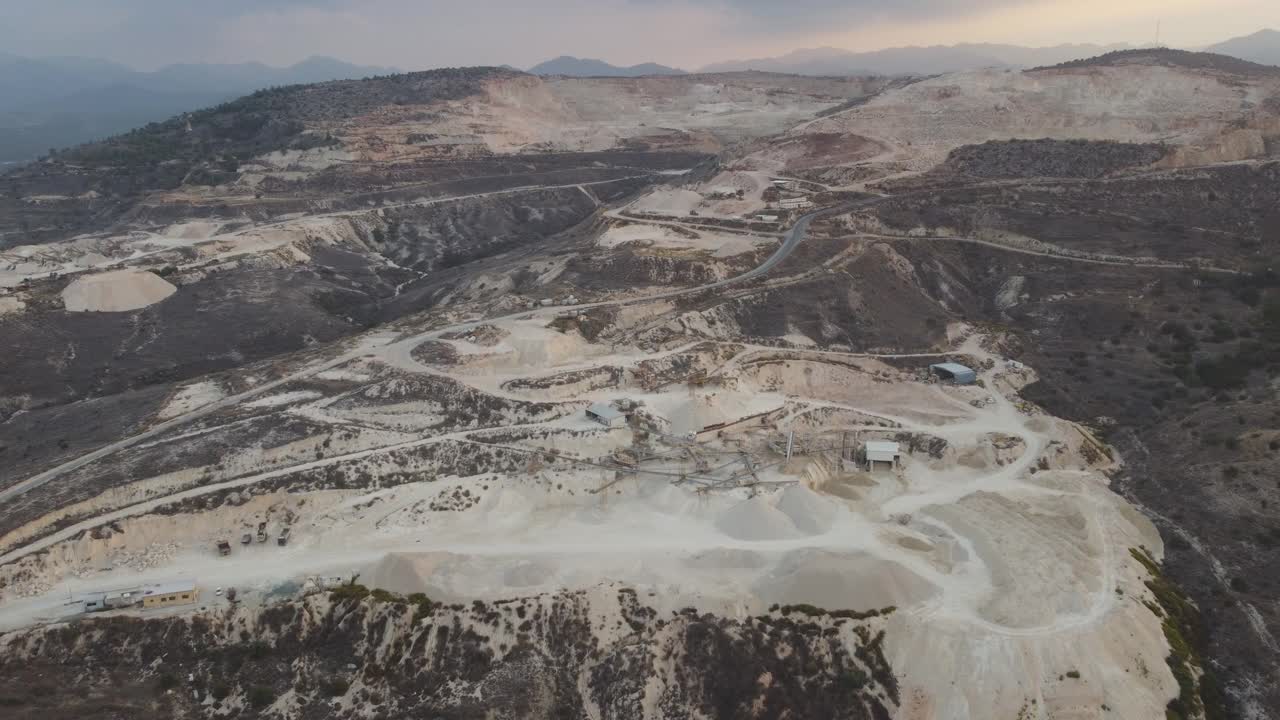 这是一个航拍的风景，废弃的铜矿采石场位于塞浦路斯岛视频素材