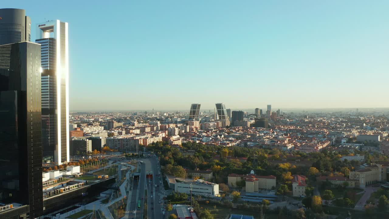 向前飞在商业中心的摩天大楼周围。鸟瞰图的城市景观与欧洲之门双子塔视频素材