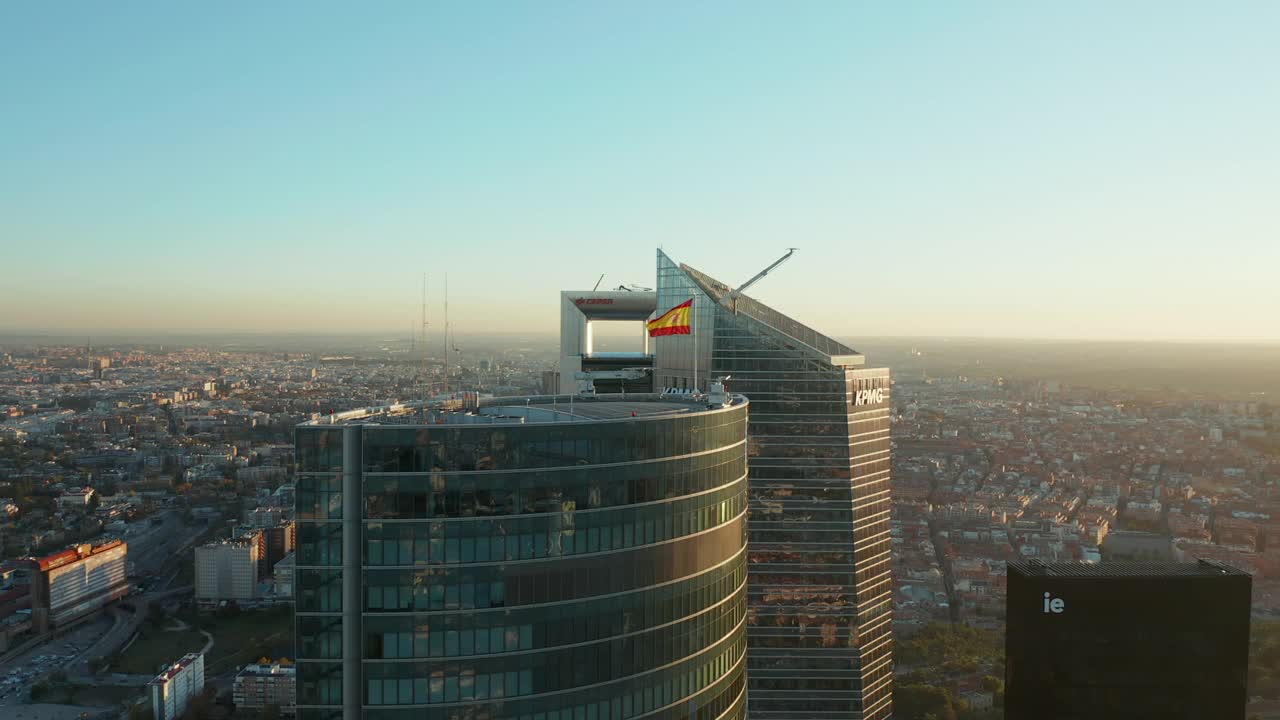 飞越城市中最高的建筑物。Cuatro Torres商业区的现代化写字楼。夕阳照耀下的都市鸟瞰图令人惊叹视频素材