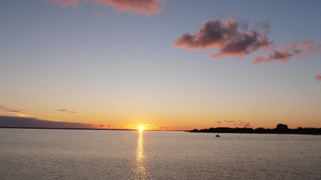 日落拍摄的海湾视频素材