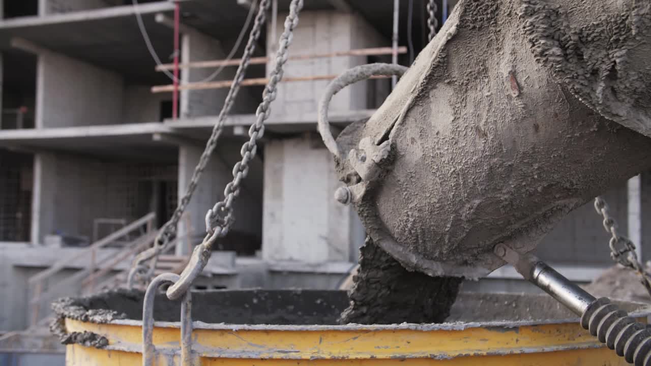 混凝土从建筑工地的混凝土搅拌机中倾泻而出视频素材