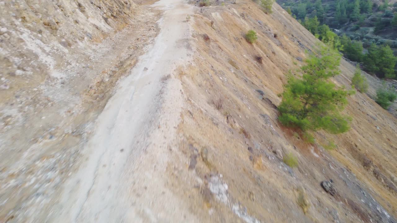 这是一个航拍的风景，废弃的铜矿采石场位于塞浦路斯岛视频素材