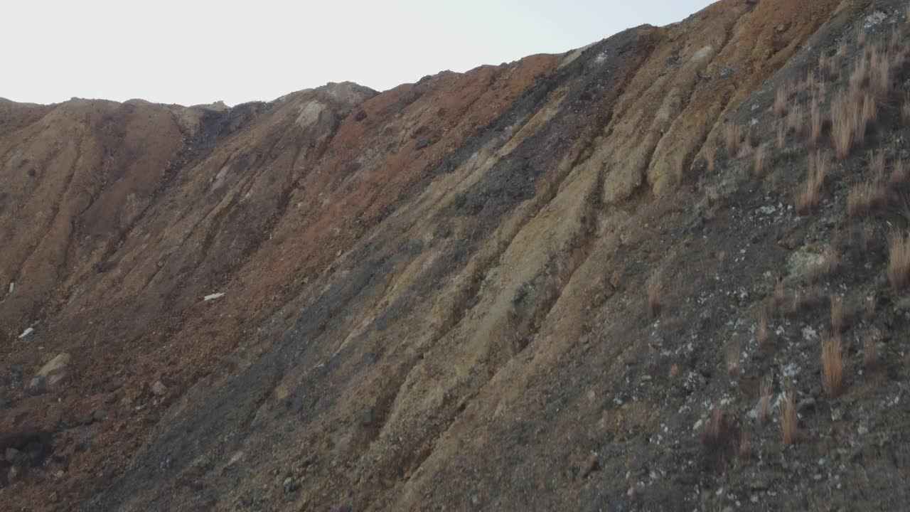 这是一个航拍的风景，废弃的铜矿采石场位于塞浦路斯岛视频素材