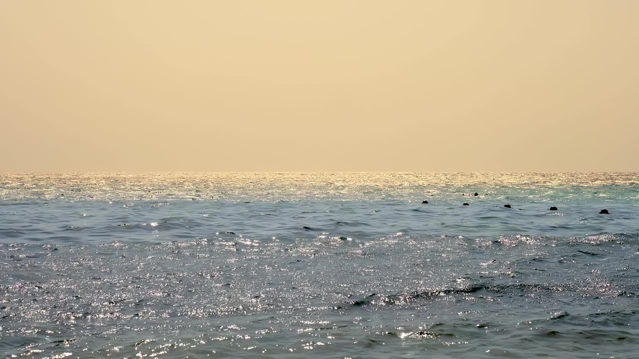 海景。天空和大海。海浪在阳光下，水在阳光下闪闪发光。海上晴天视频素材