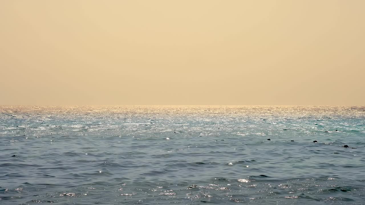 海景。天空和大海。海浪在阳光下，水在阳光下闪闪发光。海上晴天视频素材