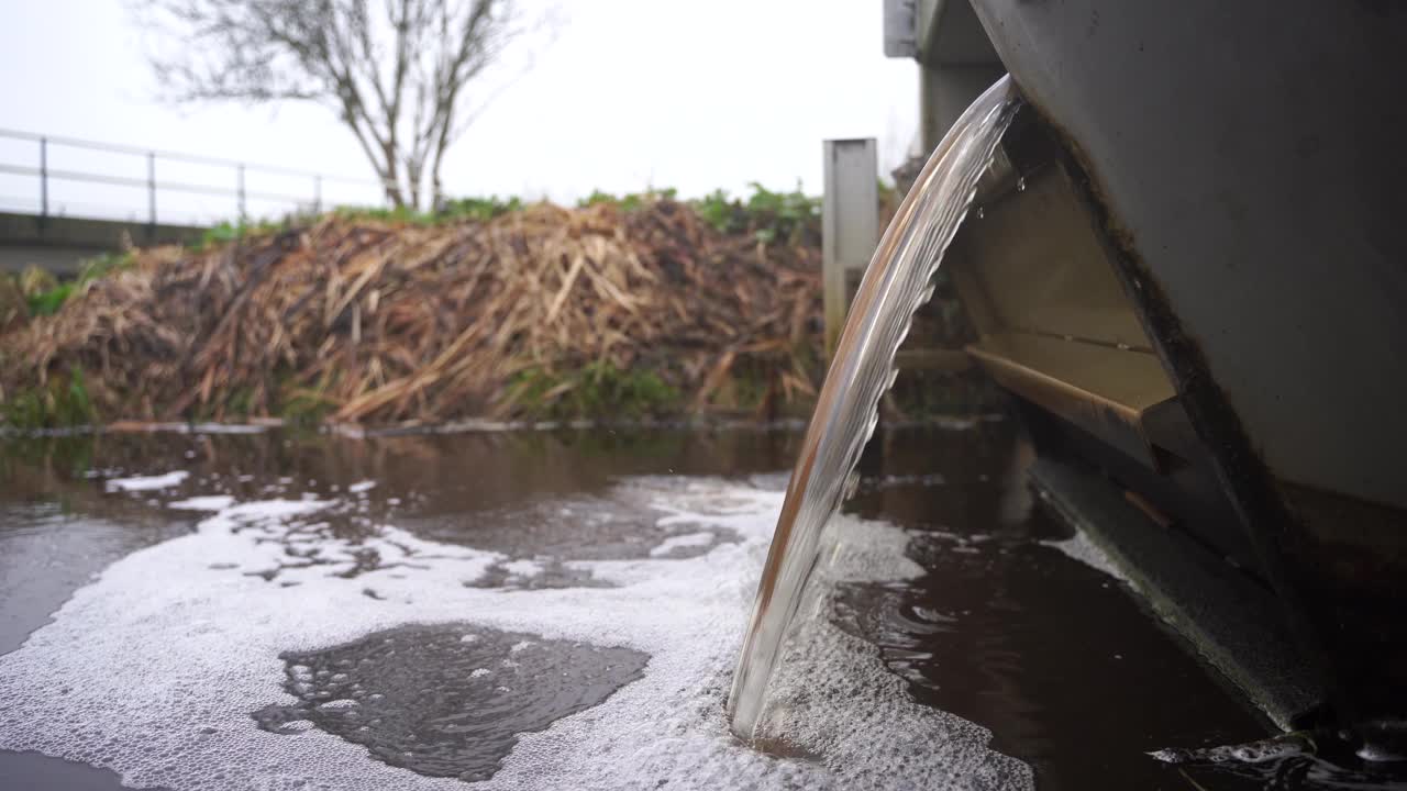 荷兰水沟中冒着泡沫的泥炭水瀑布视频素材