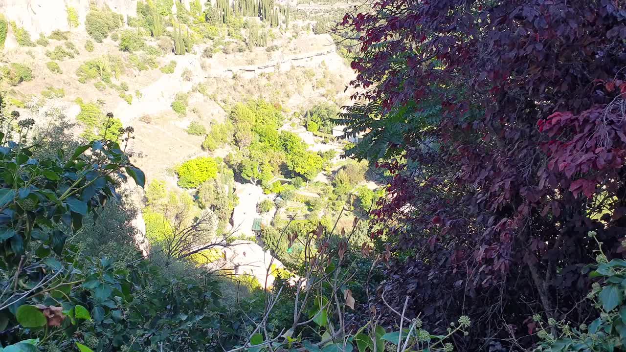 从山上建造的悬屋俯瞰昆卡的悬崖视频素材