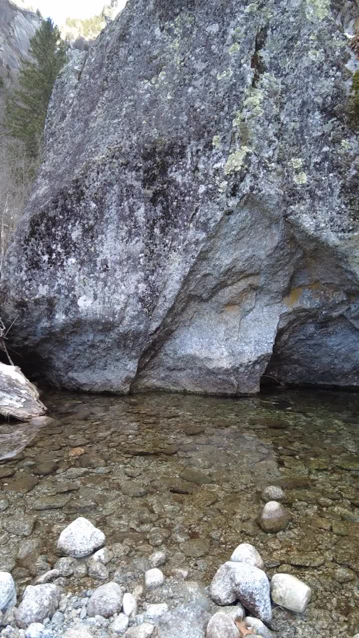 冰雪覆盖的湖泊和山谷视频素材