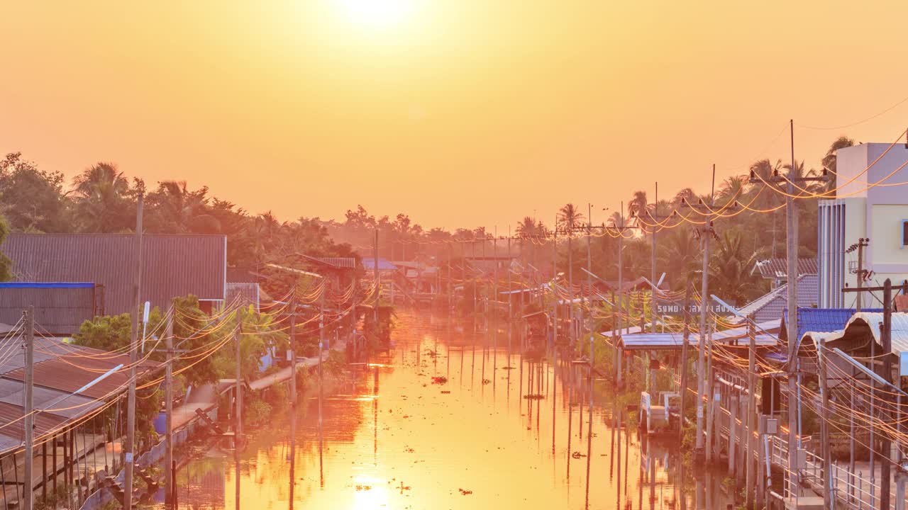 泰国Ratchaburi, Damnoen Saduak水上市场的日落景观视频素材