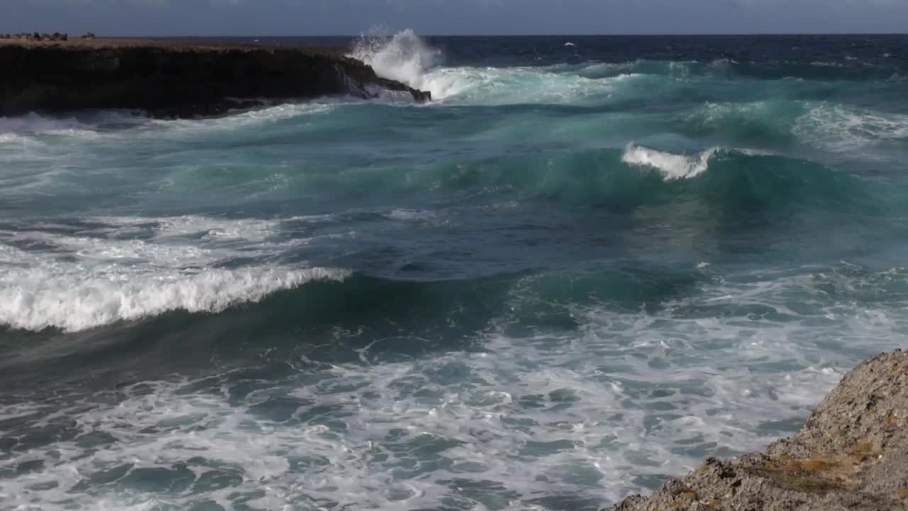 波浪和博卡奥尼马视频素材