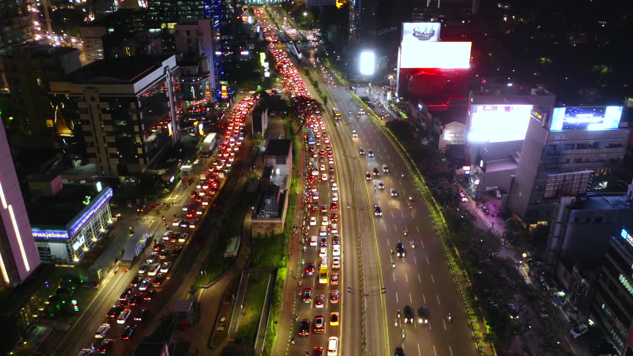 雅加达夜间交通堵塞的鸟瞰图视频素材