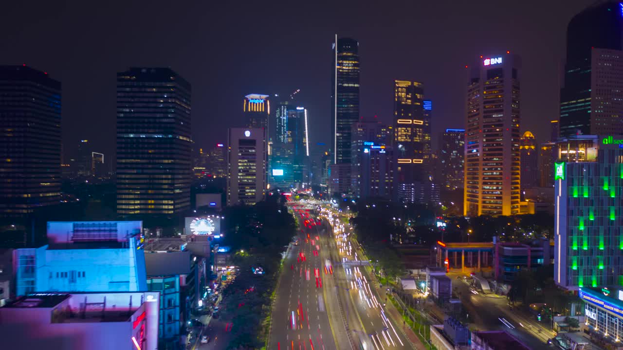 夜晚的交通和摩天大楼的美丽时光视频素材