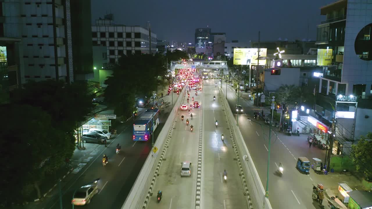 雅加达街头的夜车视频素材