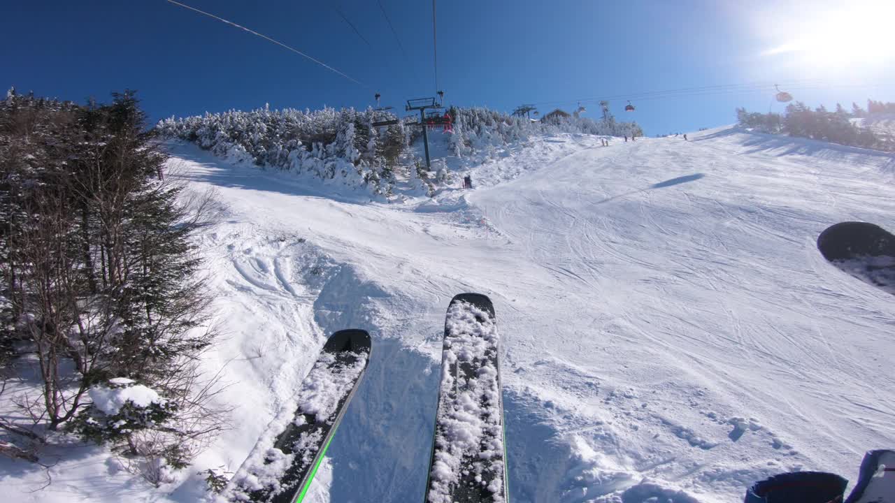 滑雪度假。滑雪缆车和缆车。第一人称视角POV与滑雪板。在雪坡上滑雪，在雪天在雪坡上玩的人——冬季运动和户外活动。视频素材