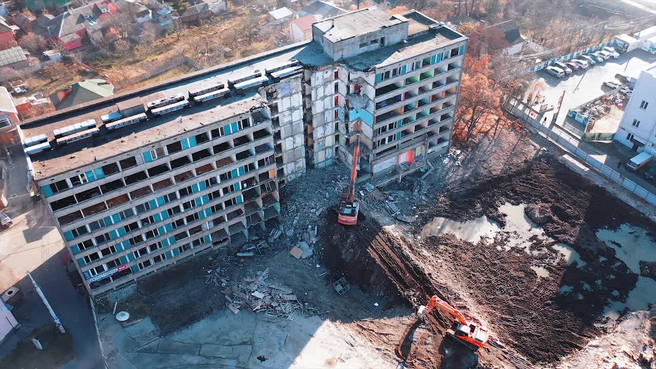 地震后危险的建筑物被摧毁。破坏房屋的灾难。视频素材