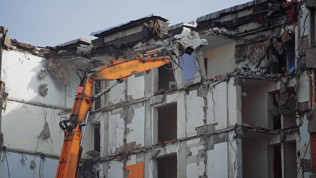 城市挖掘机破坏拆除。拆除建筑物后自然病害。视频素材