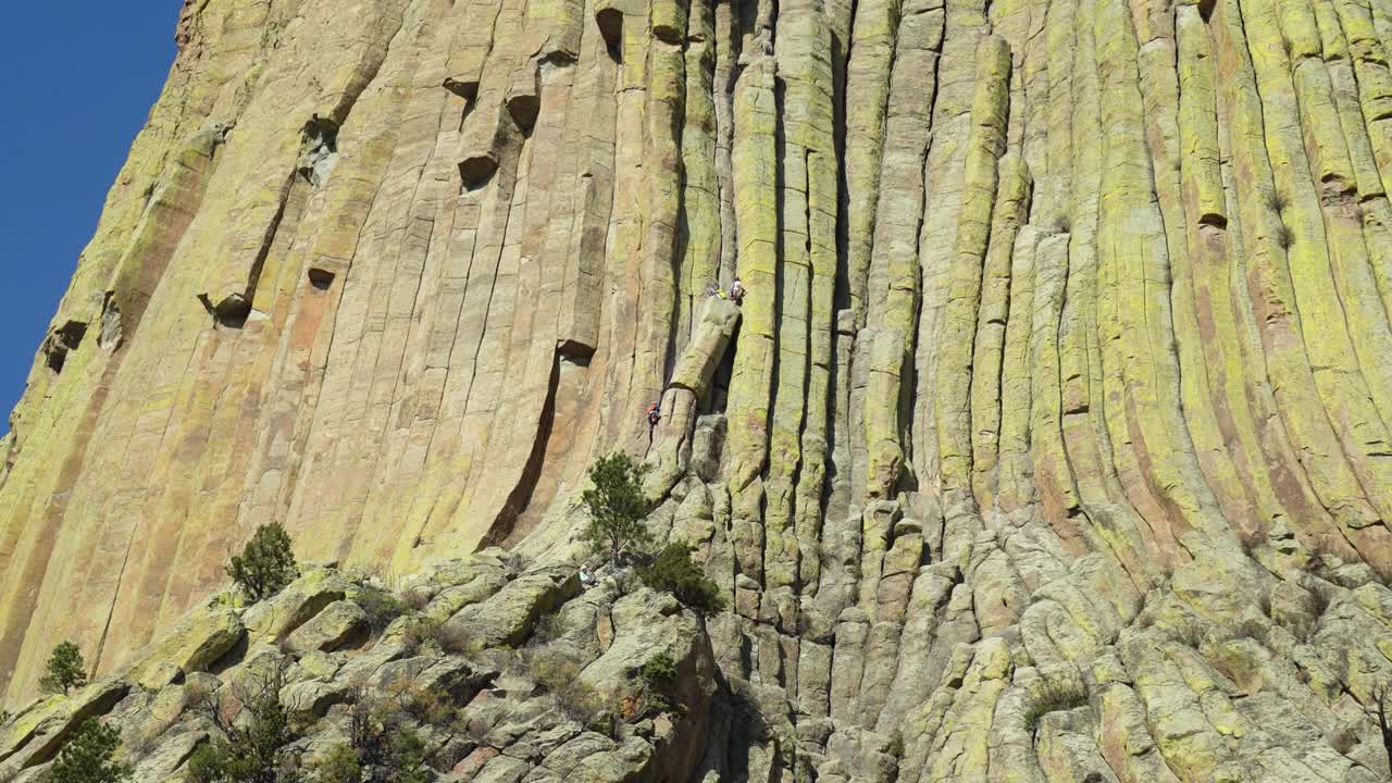 魔鬼塔山丘上的登山者。美国怀俄明视频素材