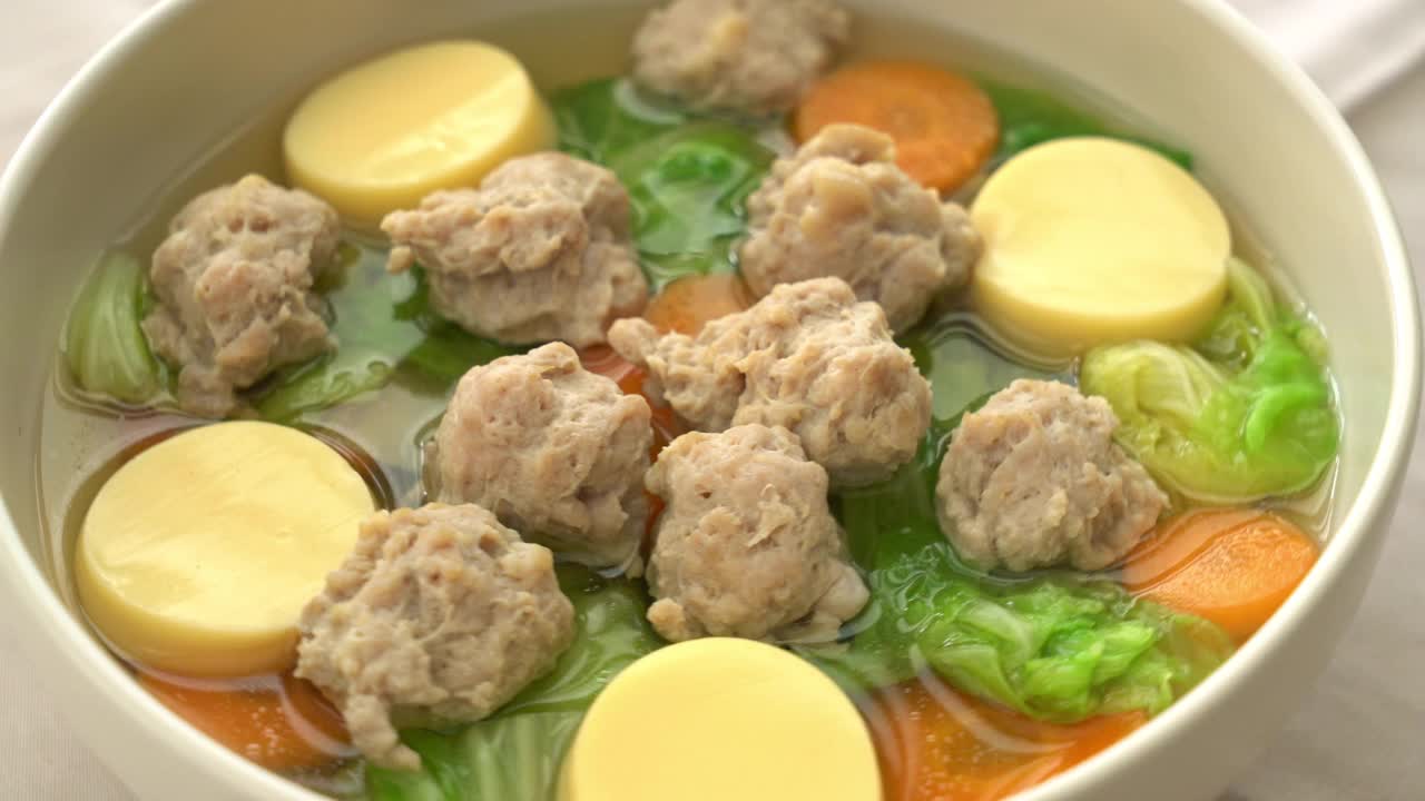 家常菜豆腐猪肉末汤视频素材