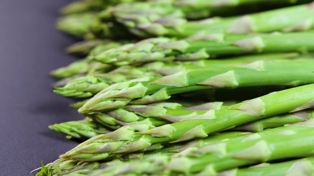 芦笋，新鲜的有机绿色芦笋，健康的素食食品。生蔬菜、市场。素食的背景。慢动作4K超高清视频视频素材