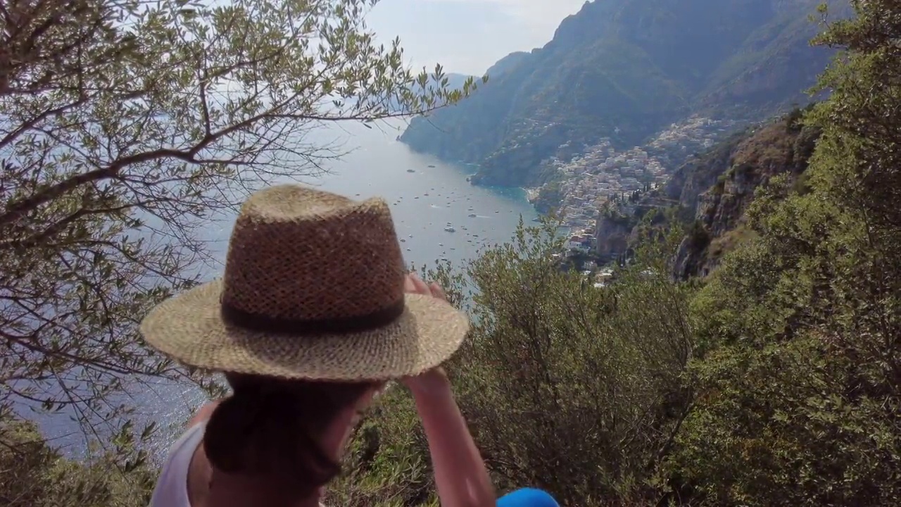 一个女人用她的手机拍照，风景，视频素材