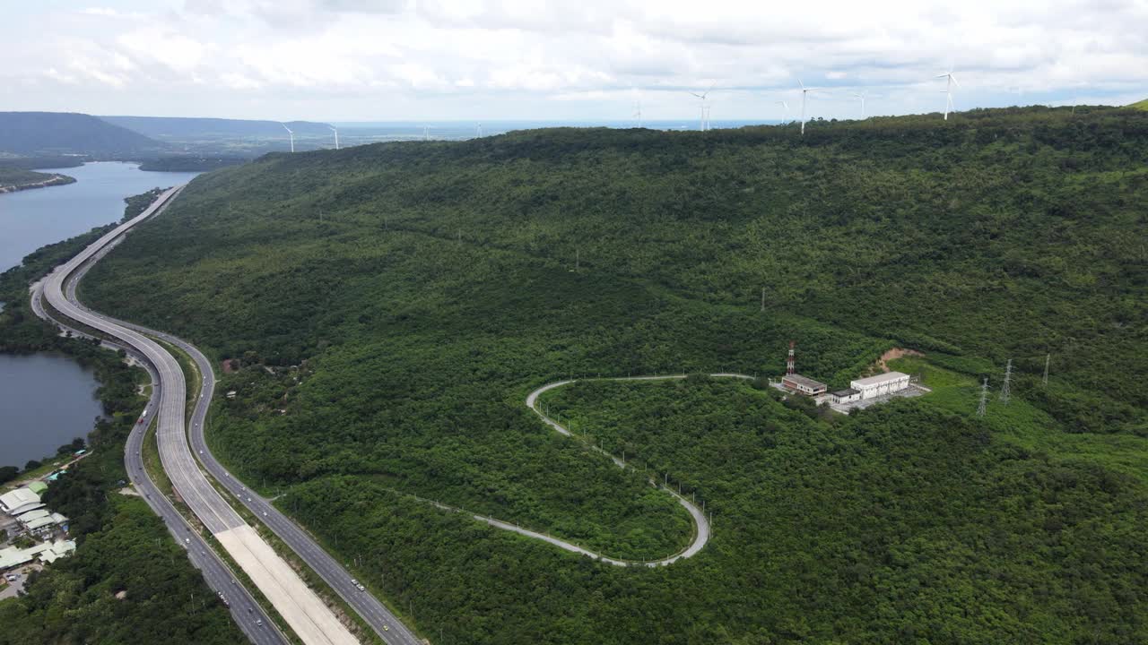 在那条河和森林之间有一条路。视频素材