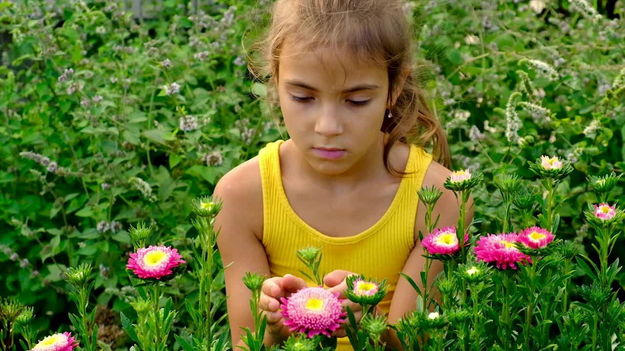 这孩子对花过敏。有选择性的重点。大自然。视频素材