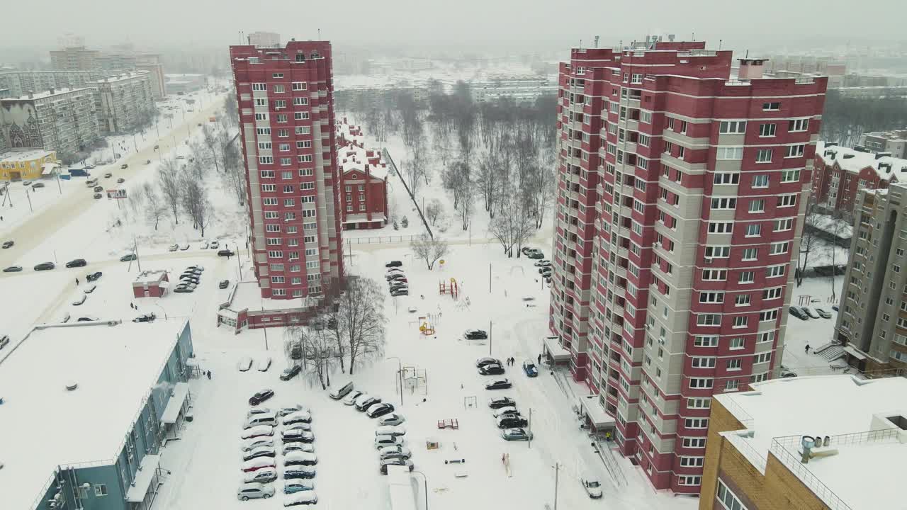 城市住宅区的高层建筑被雪覆盖。视频素材