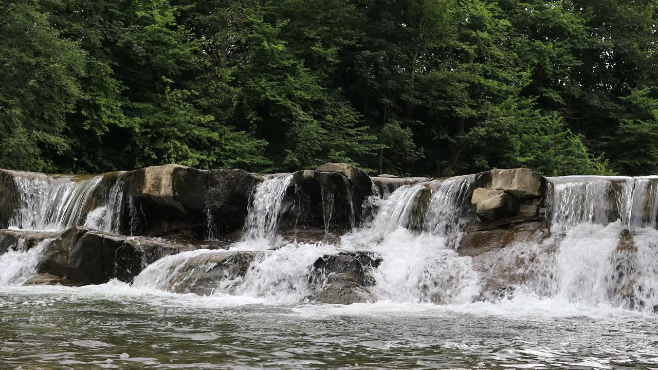 瀑布在森林中的山区，野生自然的喀尔巴阡山脉在乌克兰视频素材