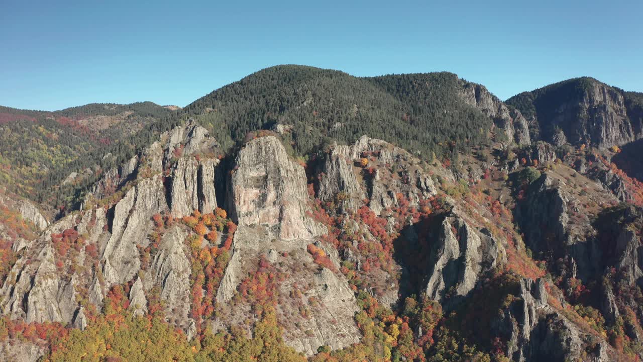 航拍镜头-多彩的秋天山景场景在Frakto原始森林，Rhodope山，希腊视频下载