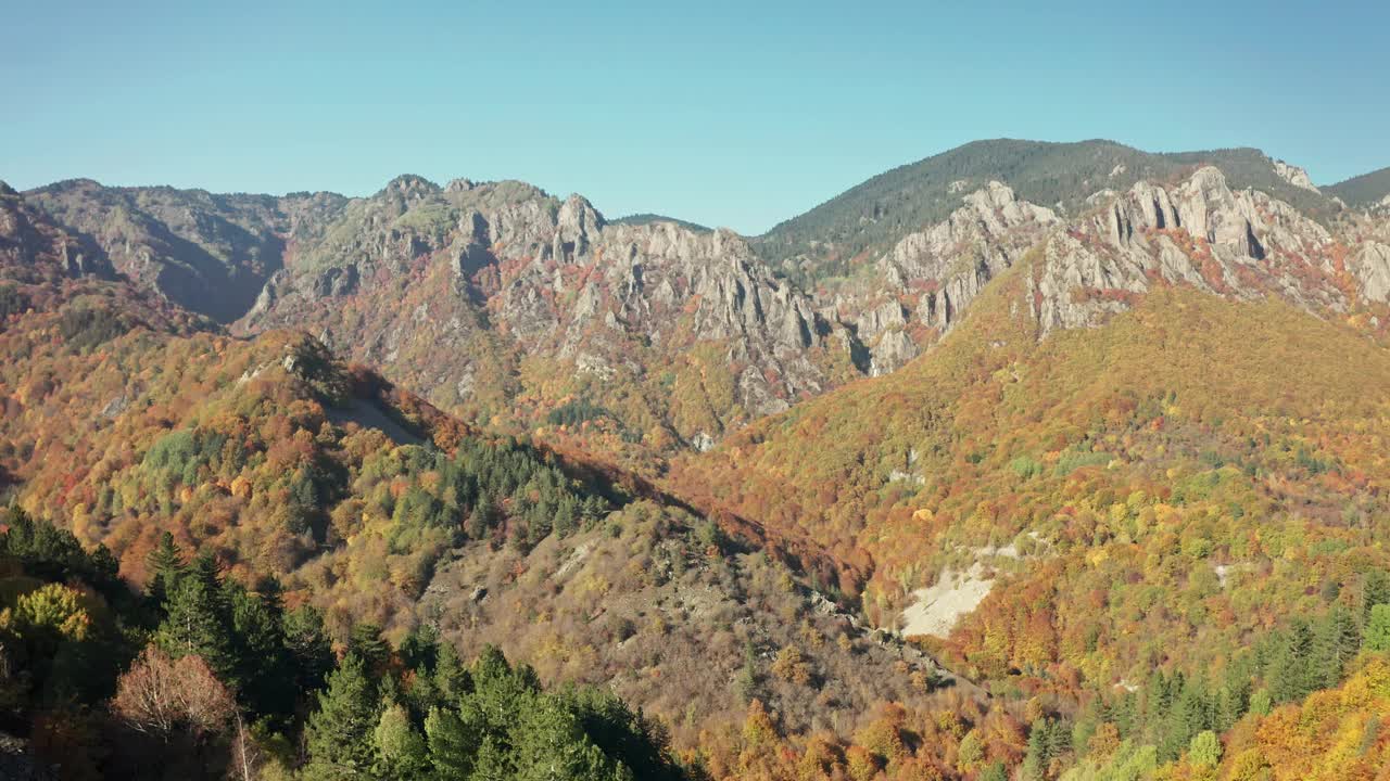 航拍镜头-多彩的秋天山景场景在Frakto原始森林，Rhodope山，希腊视频素材