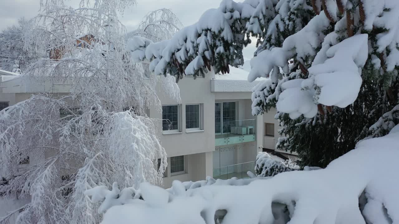 鸟瞰图，一个美丽的房子覆盖在冬天的雪视频下载