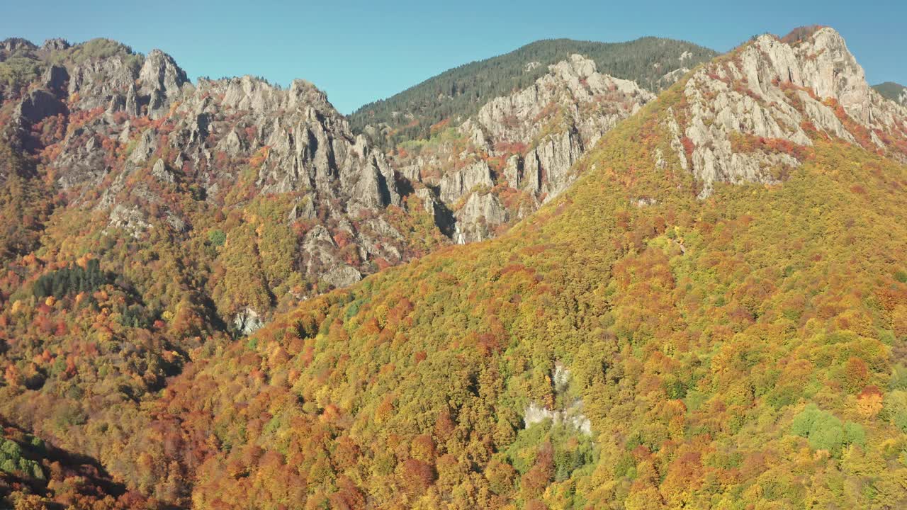 瀑布和多彩的秋天山景在Frakto原始森林，Rhodope山，希腊视频素材