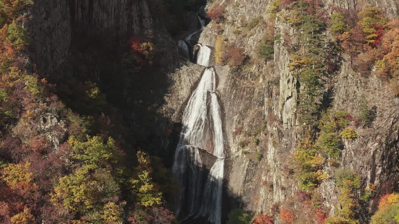 瀑布和多彩的秋天山景在Frakto原始森林，Rhodope山，希腊视频素材