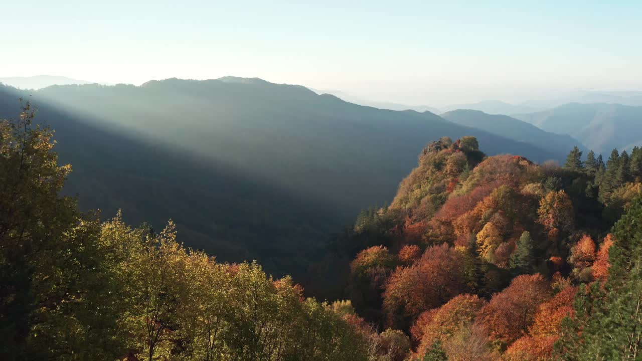 在Frakto日出。五彩缤纷的秋天山景场景在Frakto原始森林，Rhodope山，希腊视频素材