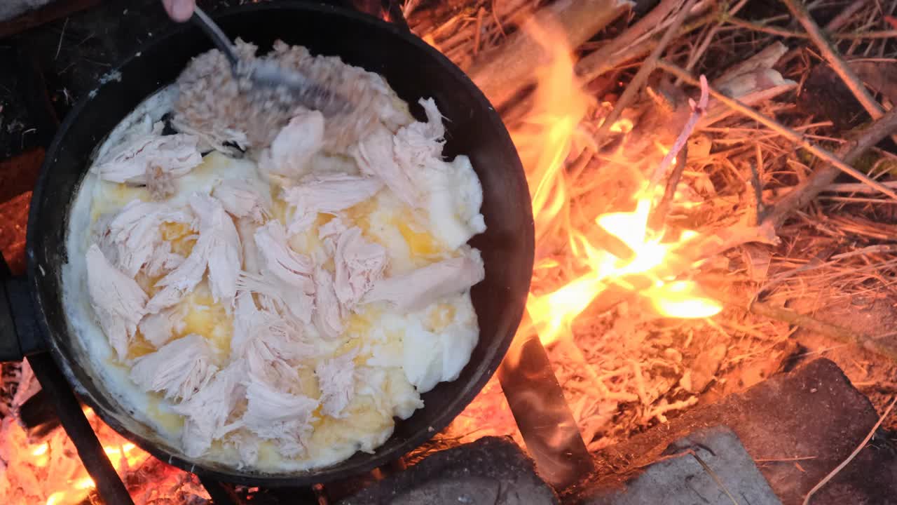 鸡蛋与鸡肉，旅游营火煎锅粥，自然视频素材