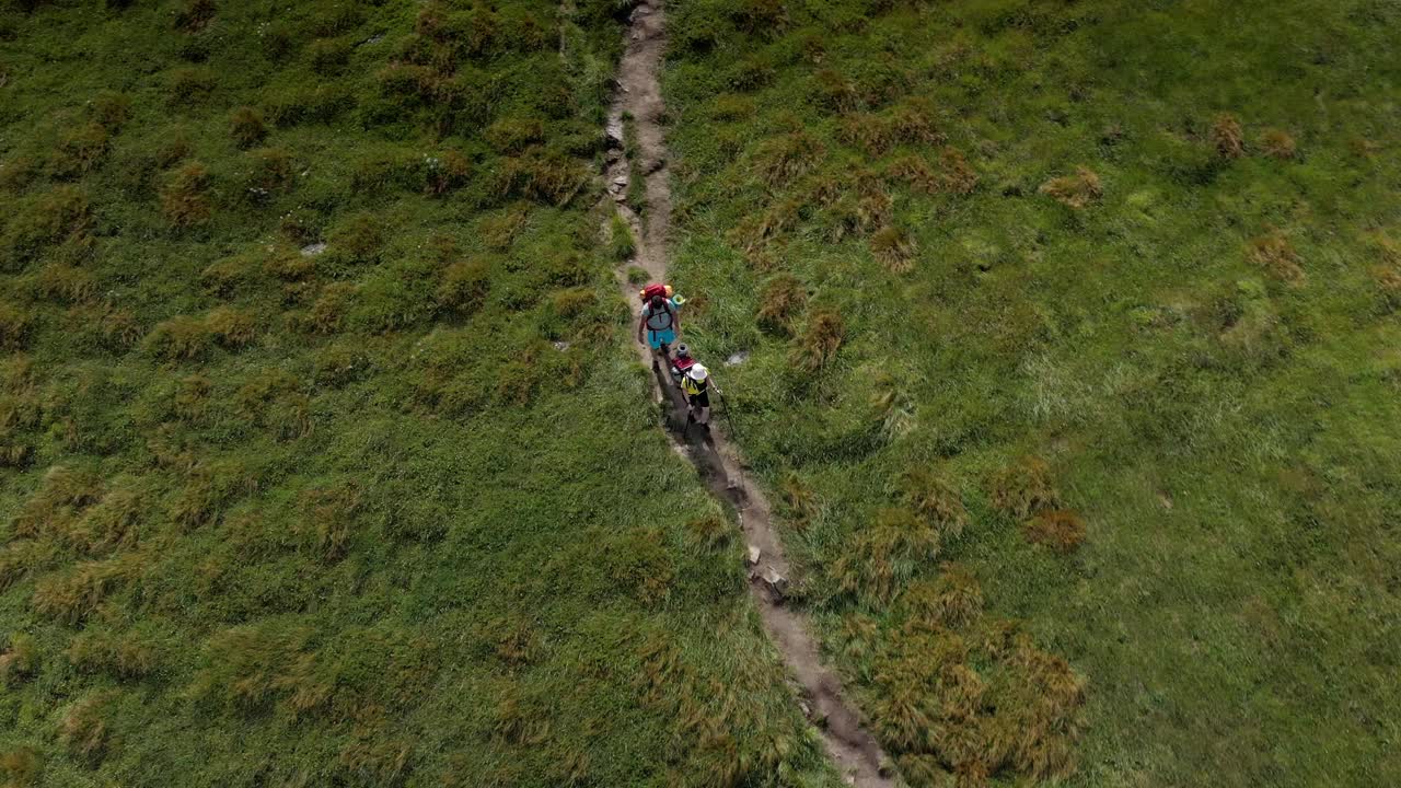 两名背包客正沿着喀尔巴阡山脉行走视频素材