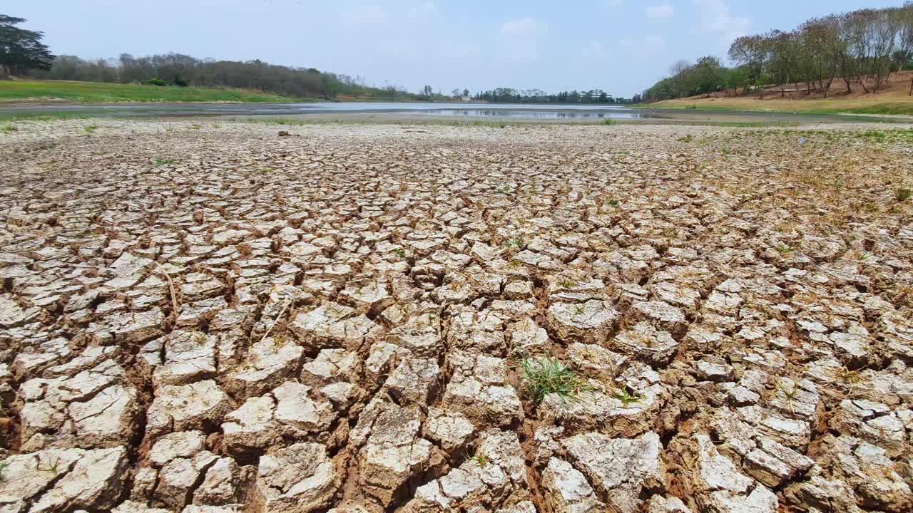 在旱季，干涸的湖泊和破碎的土地视频素材