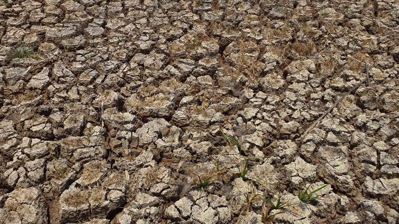 干涸的湖面上的干旱土地视频素材