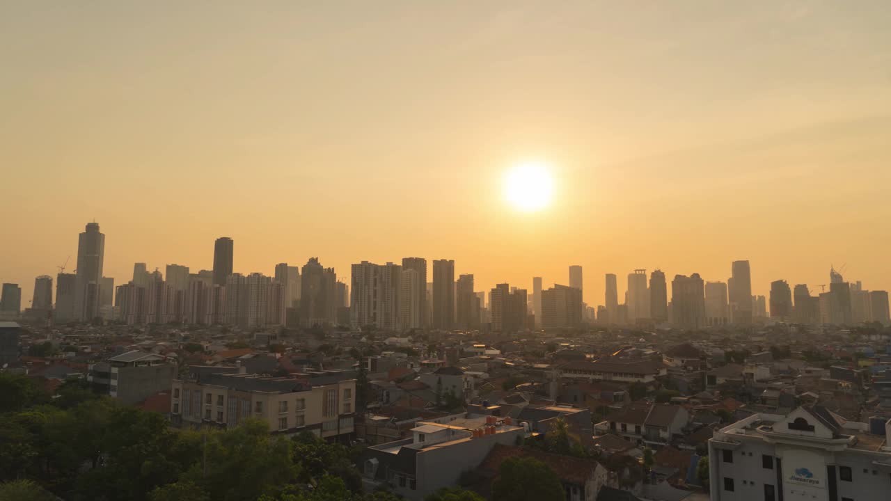 日落时雅加达美丽的城市风景的时间流逝视频素材