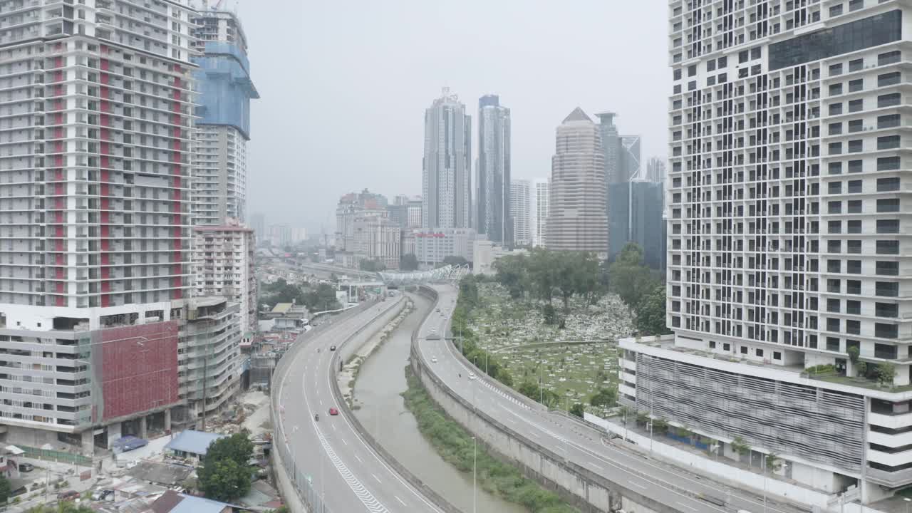 吉隆坡雾蒙蒙早晨的空中城市景观视频素材