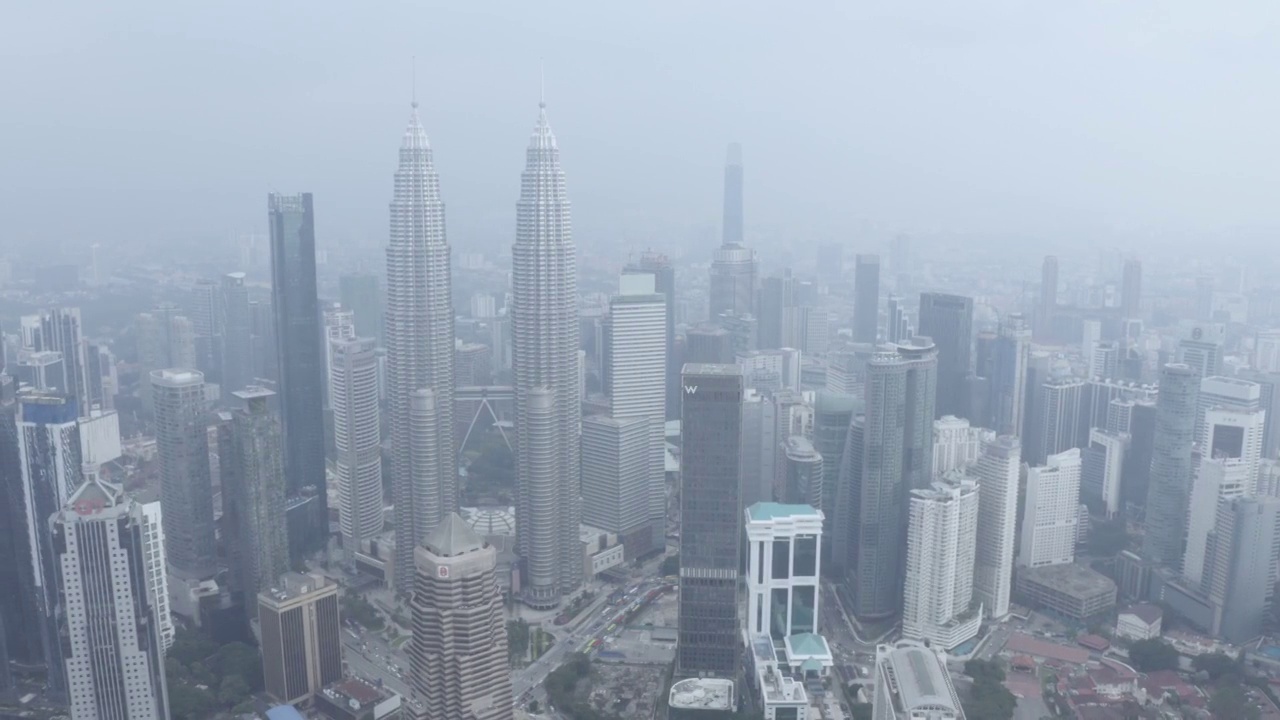 空气污染覆盖了双子塔视频素材