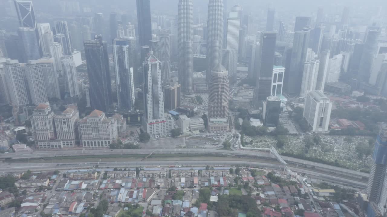 空中吉隆坡的城市与空气污染视频素材