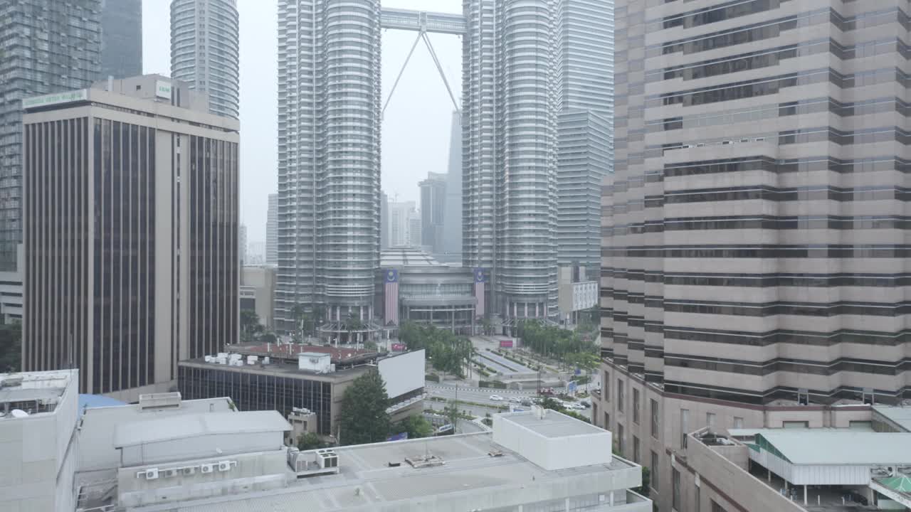 空气污染覆盖了吉隆坡的摩天大楼视频素材