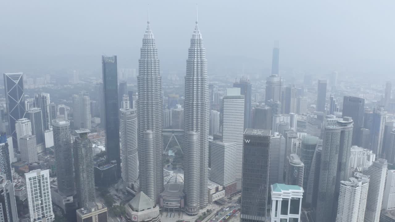 双子星双子塔有空气污染雾视频素材
