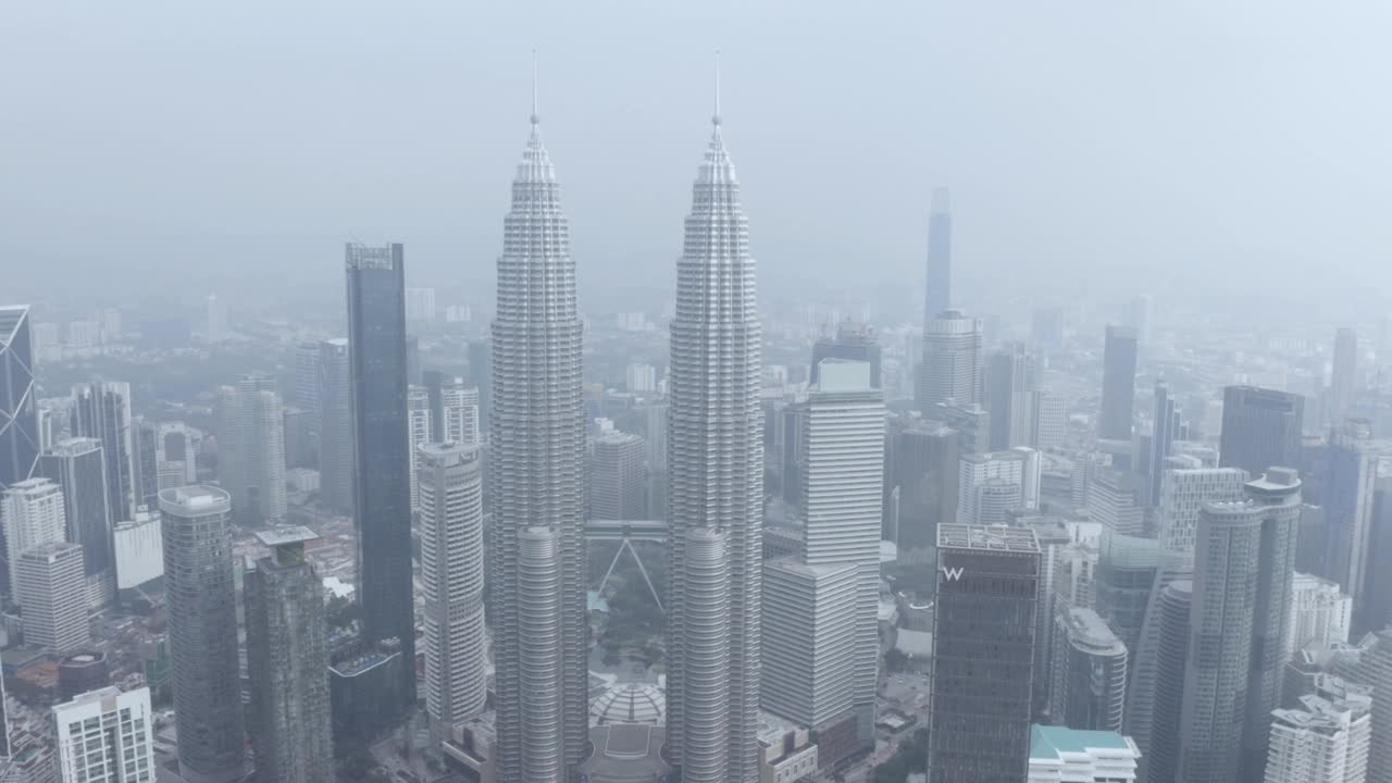 空气污染严重的双子塔视频素材