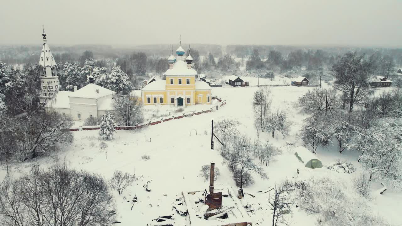 戏剧性的雪乡景观和教堂，冬天，鸟瞰。视频素材